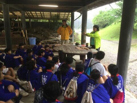 火起こし体験中