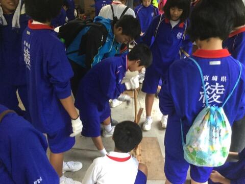 火起こし体験中