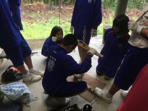 火起こし体験中