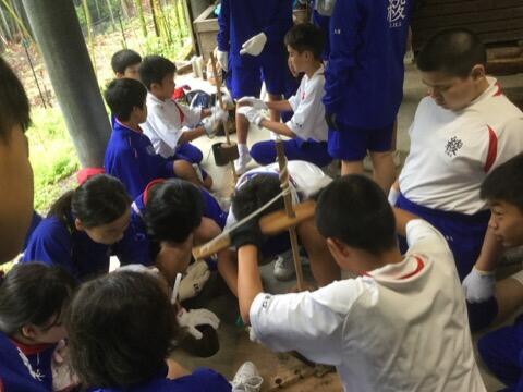 火起こし体験中