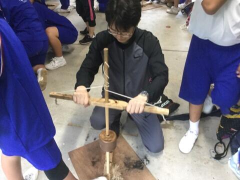 火起こし体験中