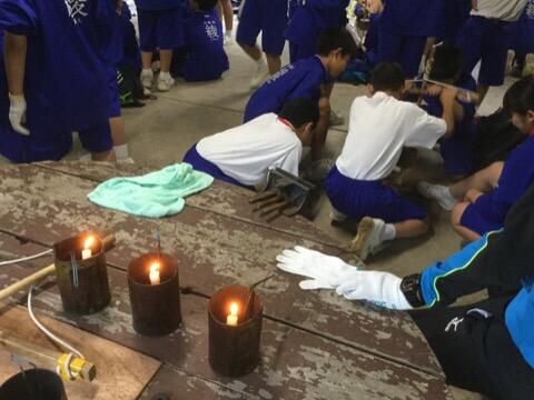 火起こし体験中