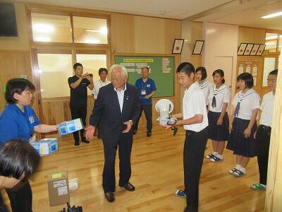 清掃用具をいただきました