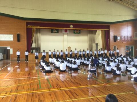 新旧生徒会役員退任式および認証式