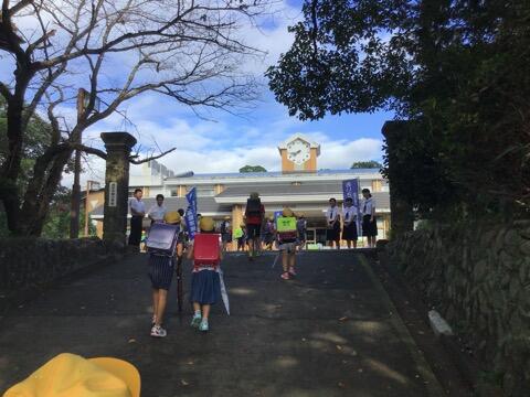 小学校でのあいさつ運動