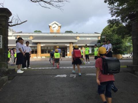 小学校でのあいさつ運動