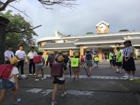小学校でのあいさつ運動