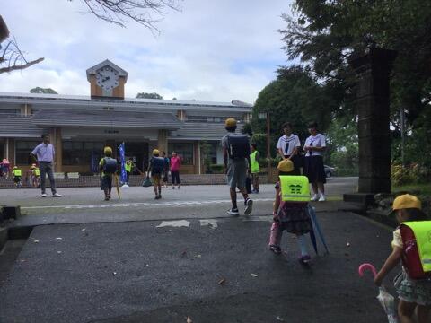 小学校でのあいさつ運動