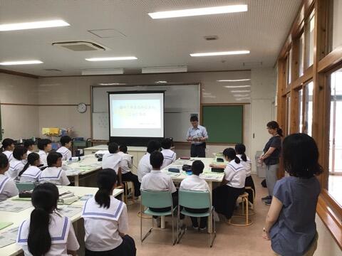 学校に宮日新聞がやってきた