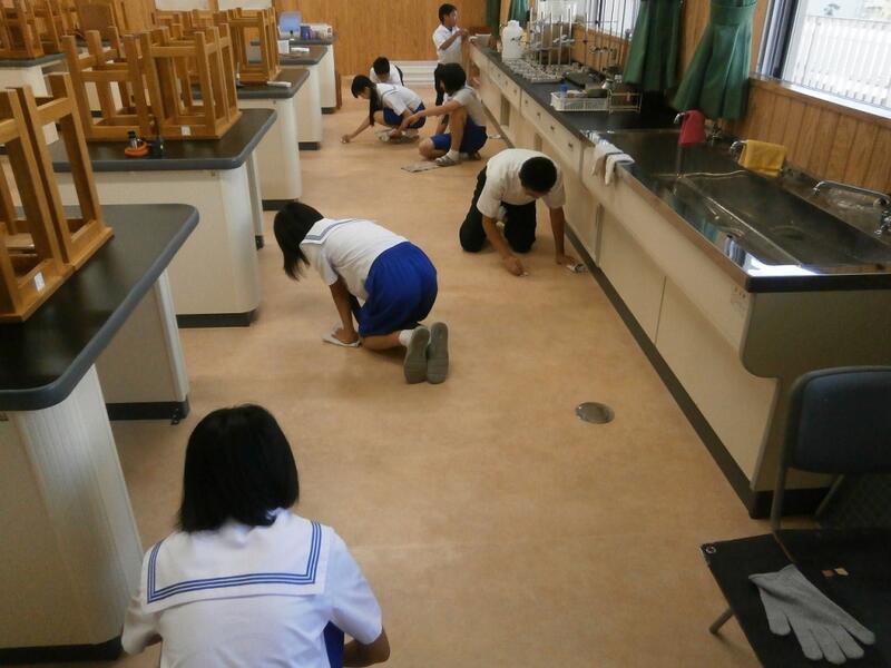 清掃の様子ゆかみがき