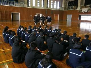 ３年生を送る会　入場