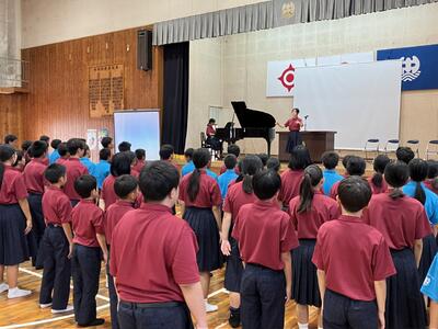 校歌斉唱の様子