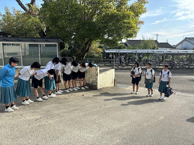 あいさつ運動をする女子バレーボール部の生徒