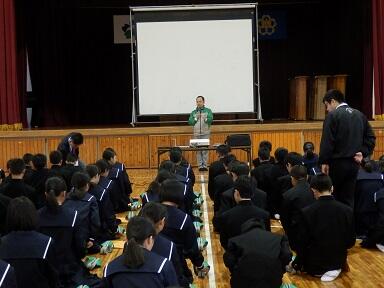 学年主任より説明をしている場面