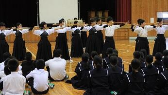 部活動紹介の様子（昨年度全国3位になった弓道部）