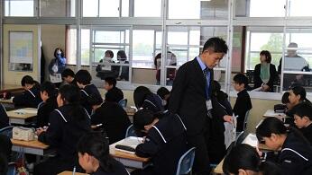 1年5組の参観授業(学活)の様子 1年5組の参観授業(学活)の様子