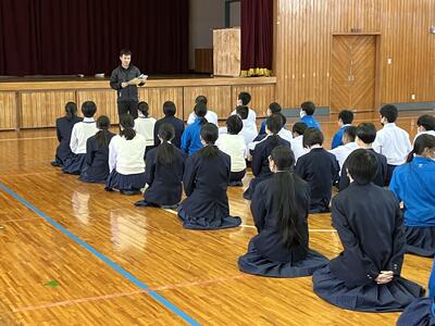 説明会を真剣に聞いてます！