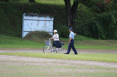 交差点では一旦停止 交差点では一旦停止