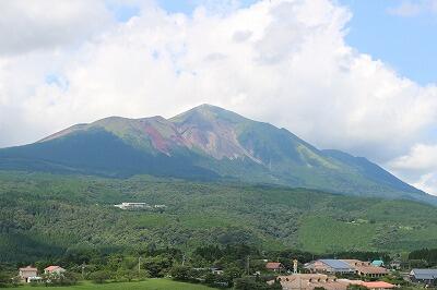 高千穂牧場から見た夏の高千穂峰