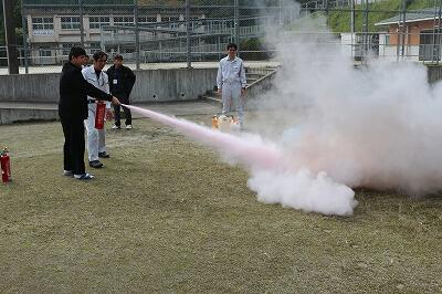 消火器による消火訓練 消火器による消火訓練