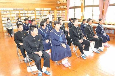 校長先生の話を聞く全校生徒 校長先生の話を聞く全校生徒