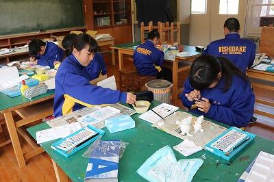 紙粘土への色つけと宝箱 紙粘土への色つけと宝箱