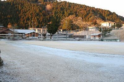 運動場は真っ白 運動場は真っ白