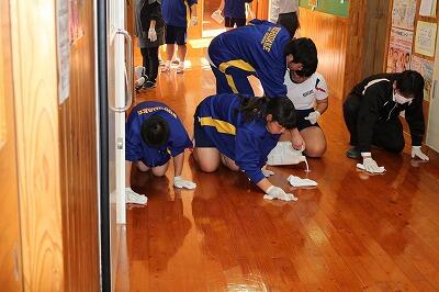 廊下のﾜｯｸｽがけ