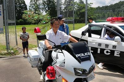 白バイに乗車で満足そう 白バイに乗車で満足そう