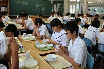 給食も中に入って一緒に 給食も中に入って一緒に