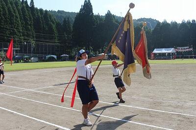 生徒会長を先頭に 生徒会長を先頭に