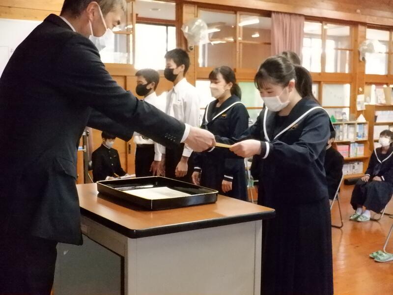 旧生徒会長への感謝状授与