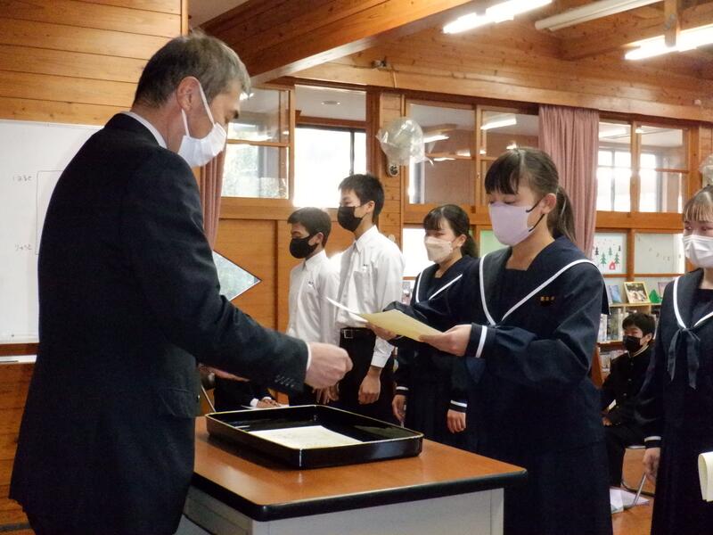 新生徒会長への任命証授与