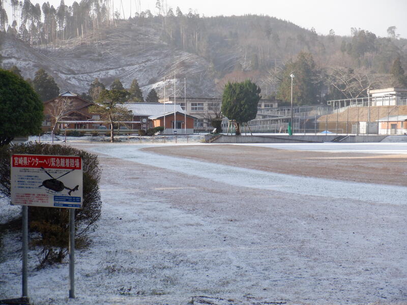 雪景色　校門から