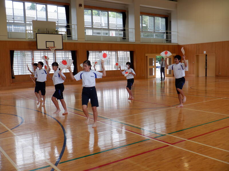 ２年生と３年生が踊っている様子