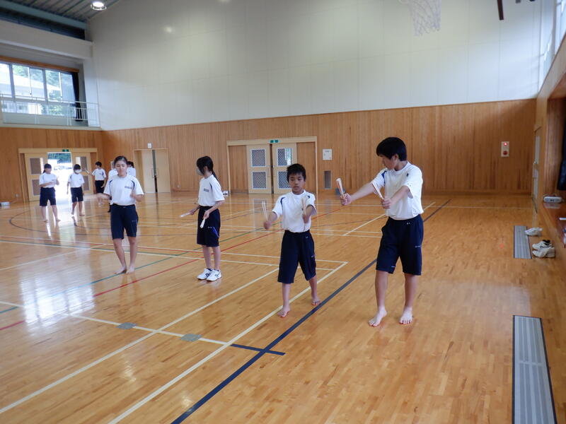 ２年生が１年生に教えている様子