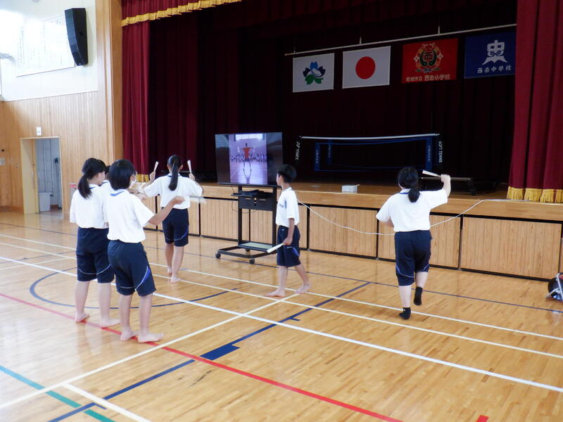 ＤＶＤを見ながら練習をしている様子