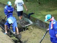 隊長指導のもと溝掃除