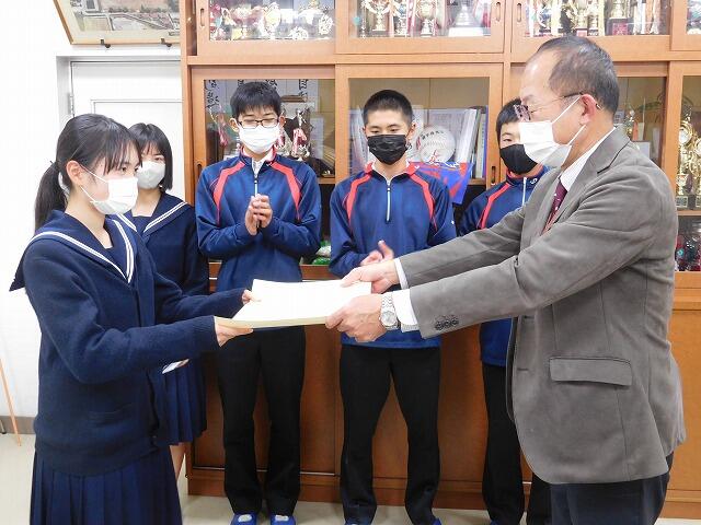 プレゼン表彰（校長室）