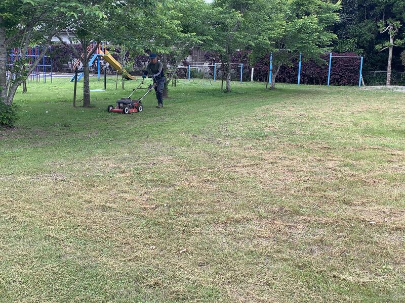 遊具で遊びやすいように、芝をカット！