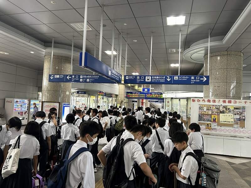 新八代駅到着。ここから九州新幹線さくらに乗車し広島へ向かいます。