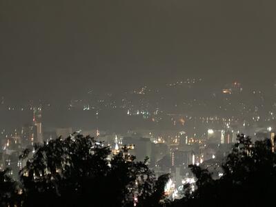 昨晩のホテルからの夜景、霞がかかってますね。