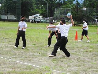 しっかり狙ってボール投げ