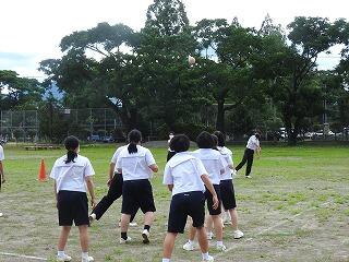 逃げる女子生徒