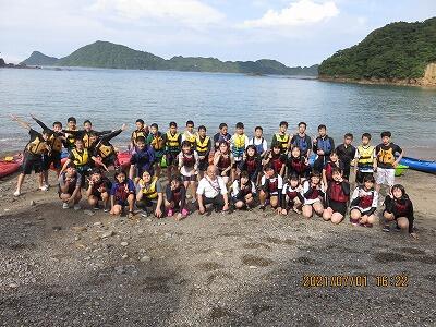 栄松海水浴場で吉永校長先生と記念写真