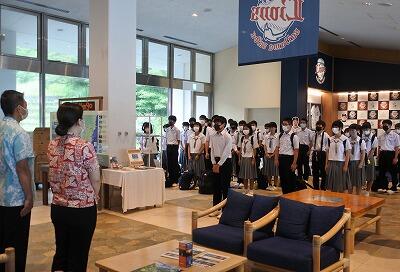 お世話になったホテルスタッフにあいさつ お世話になったホテルスタッフにあいさつ