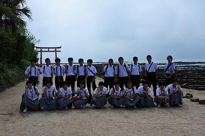 青島神社鳥居の前で