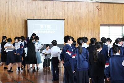 ②　２択クイズ「校長先生の名前は」