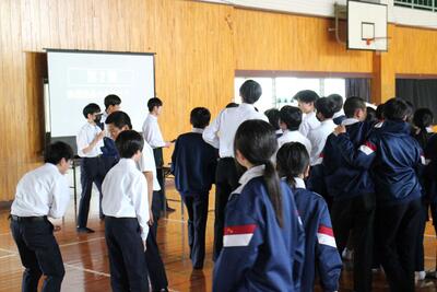 ③　２択クイズ「赤団団長の名前は」