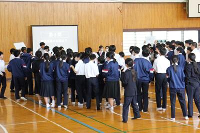 ④　２択クイズ「青団団長の名前は」